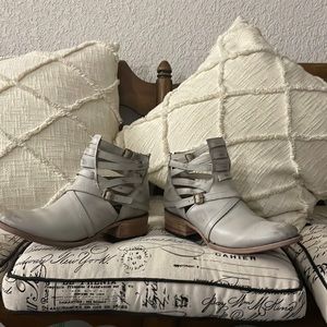 Freebird Ice Booties Size 8. Excellent condition